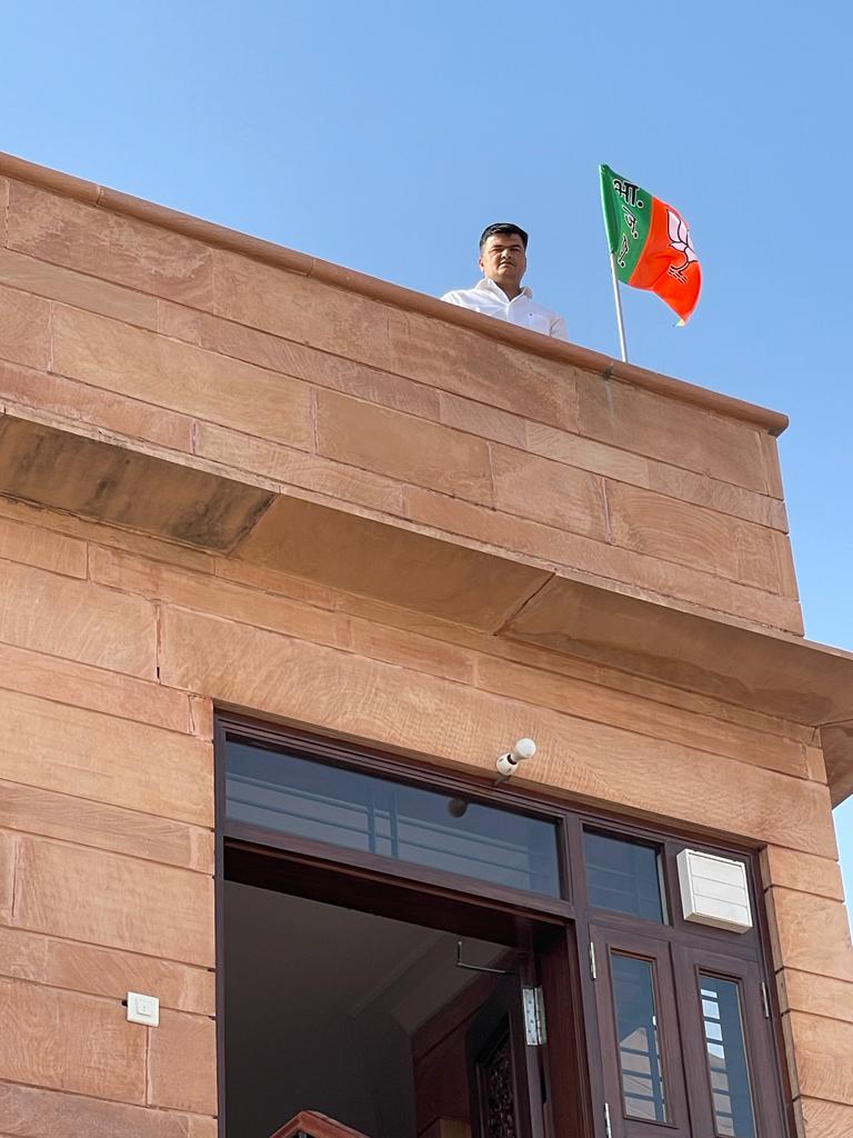 VikaramadityaS's tweet photo. जय भाजपा, विजयी भाजपा! 🚩
भारतीय जनता पार्टी के स्थापना दिवस के अवसर पर निज निवास पर भाजपा का भव्य झंडा फहराया!
#SelfiewithFlag
@BJP4India @BJP4Rajasthan https://t.co/Nx9zBYrafG