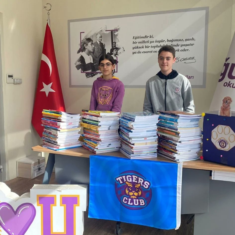 UOGaziemir's tweet photo. Okulumuzda Tigers Club liderliğinde deprem bölgesinde bulunan sınav grubu öğrencilerine sınava hazırlık kitapları toplanmıştır.💜 Bağış kampanyamıza destek olan tüm öğrenci ve velilerimize teşekkür ederiz. 💜
Yaralarımızı birlikte saracağız.🙏💜

#UgurluOlmak 
#GaziemirUğurKampüs https://t.co/ncXQsTAdFn