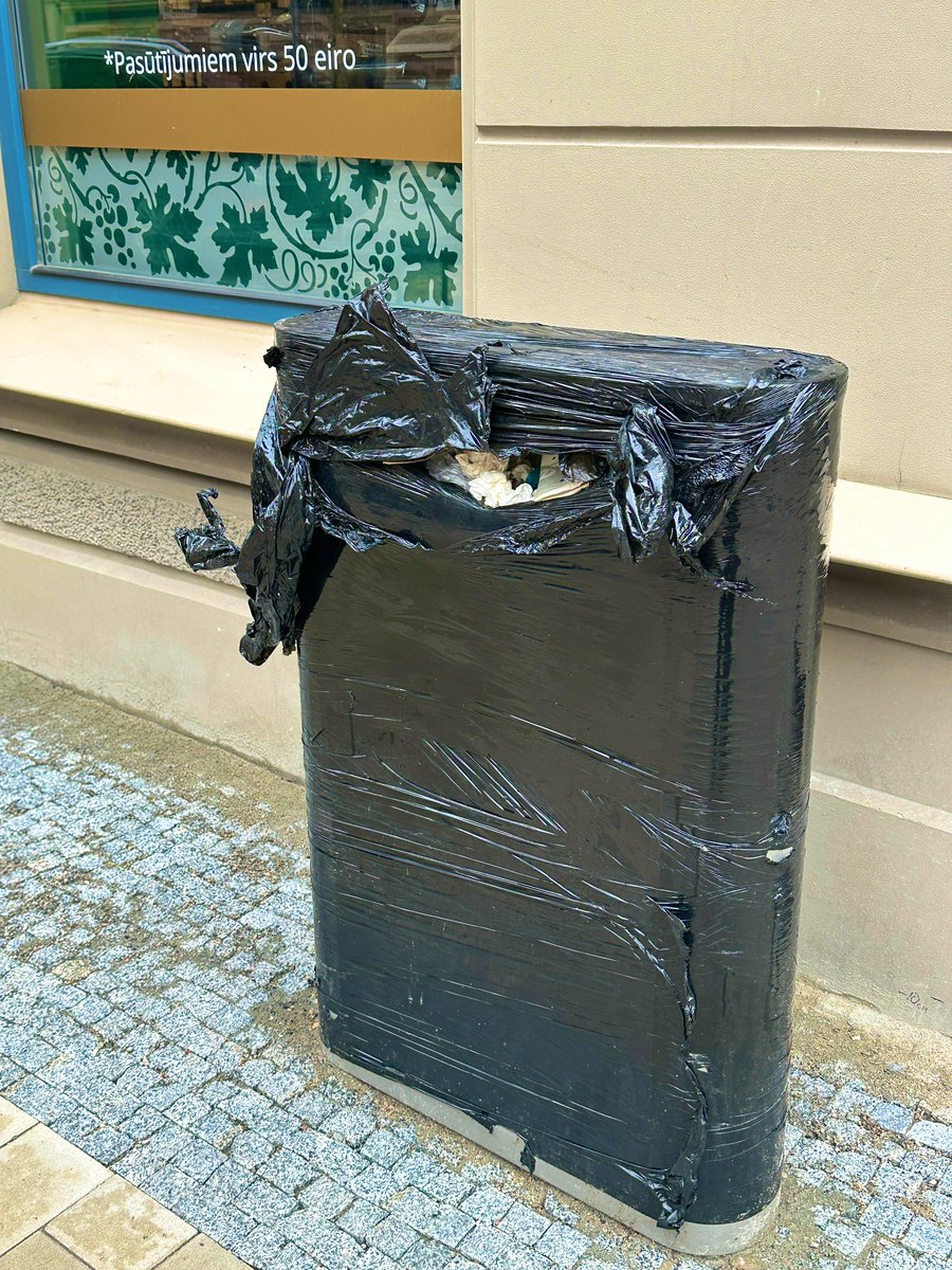 AndaUpmale's tweet photo. Ļoti gribu smuku Ģertrūdes ielu bez malniem plastmasas maisiem, kas pa ziemu sadalās un vējš iznēsā mazo plastmasu, kas plīst. @RigasDome, saņemamies, ir klāt taču velo sezona! Izskatās bēdīgi. https://t.co/mehl3w7VfH