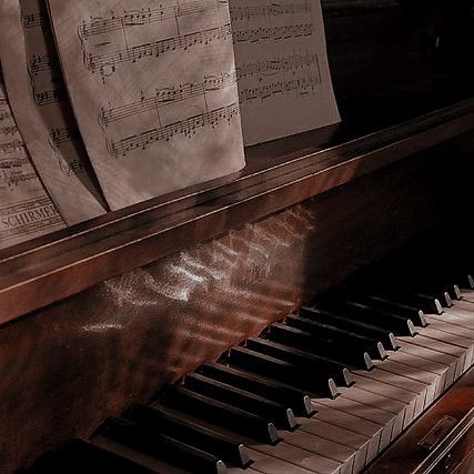 การเล่นดนตรี วิชาเรียนหนึ่งที่พึงรู้ของสตรีตระกูลสูงศักดิ์ ไม่ว่าจะเป็นเปียโนหรือไวโอลินก็ตาม แองเจลิก้าเองก็ถูกจัดให้เรียนวิชานี้มาตั้งแต่ยังเยาว์ แม้เจ้าตัวจะไม่ชำนาญในศาสตร์นี้เท่ากับการวาดภาพนัก

ร่างของเธอนั่งมองแผ่นโน้ตเพลง ก่อนจะเริ่มบรรเลงไปตามลิ่มเปียโนในห้องดนตรี