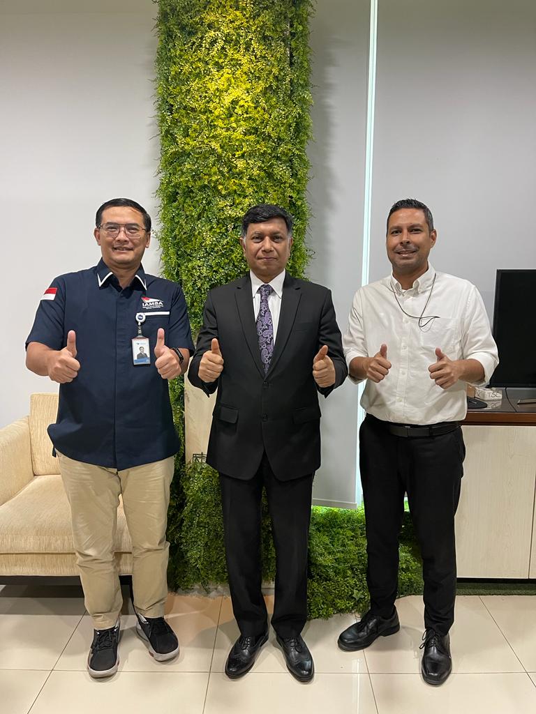 MMostafizRahman's tweet photo. Had a meeting with Mr. Andi Fahrurrozi, the President and CEO of Garuda Maintenance Facility (GMF) Aero Asia and discussed areas of cooperation on aviation on 05 April 2023. https://t.co/FYwuX9ZSRm
