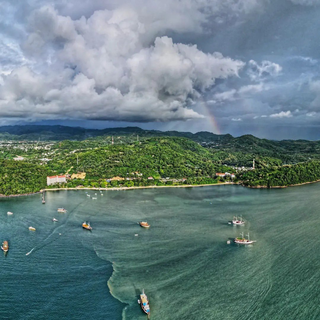 Ini sangat menyedihkan! Banjir #LabuanBajo ternyata juga membuat laut keruh karena lapisan lumpur.

Kau kasih hancur hutan di gunung, laut juga ikut hancur.