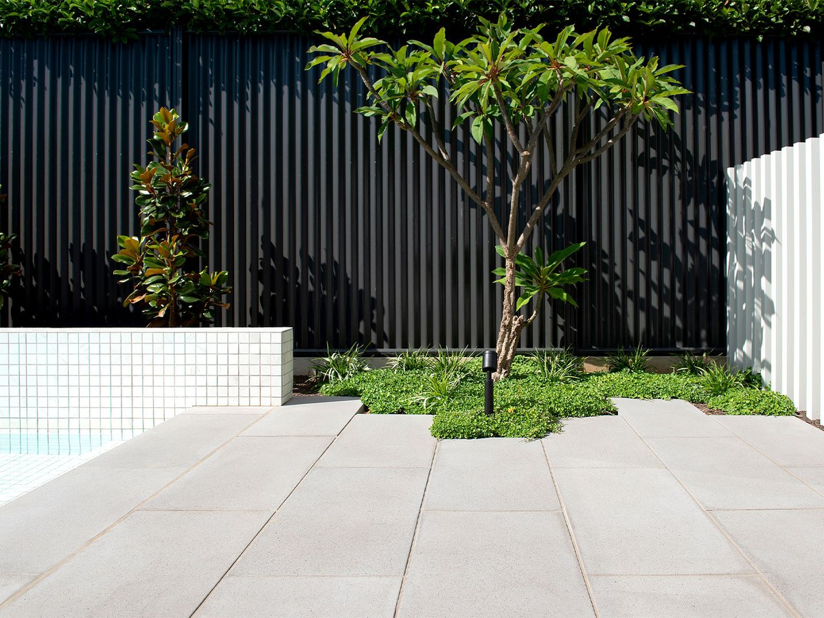 AnstonAP's tweet image. Pristine white #pooltiles, cool grey Atlas #pavers and a striking black backdrop create a sleek contemporary setting for this private pool and garden.

Photo: @longshotimages

#materialpalette #poolandgarden #concreteindesign