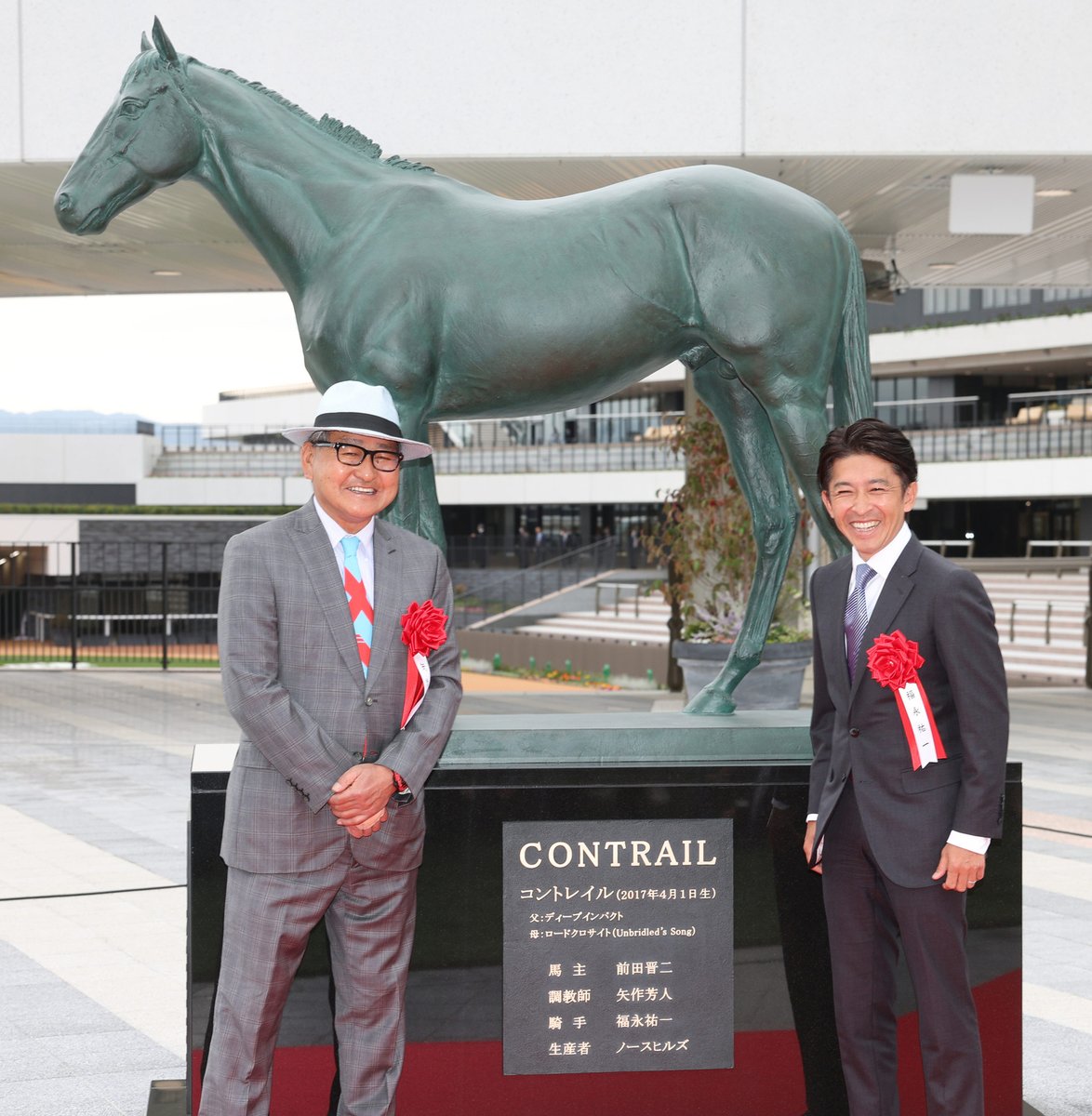 スポニチ競馬Web🐴 on Twitter: "きょう、京都競馬場に寄贈されたコントレイル像の除幕式が行われました。 コントレイル像を背に記念