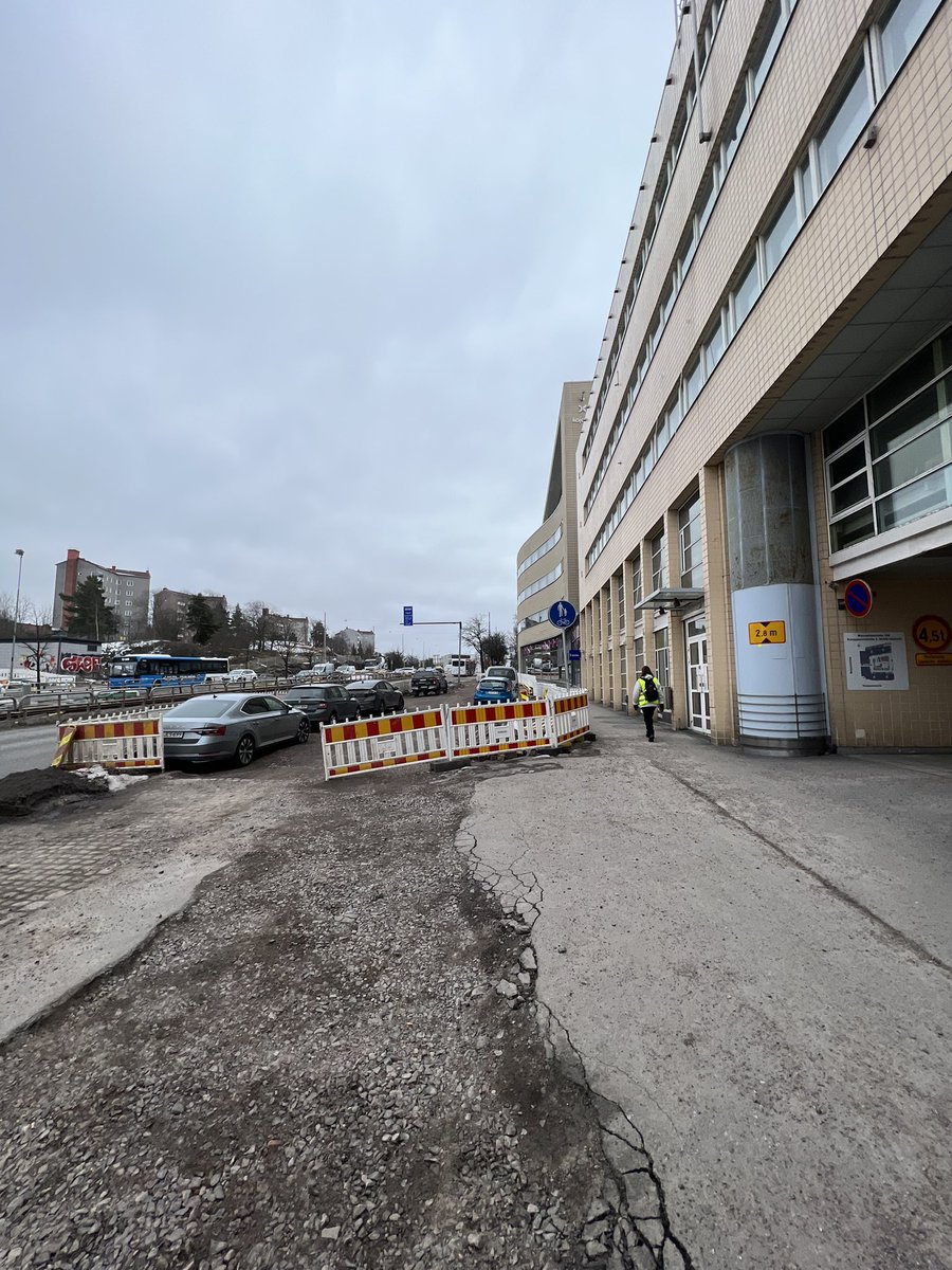 lwahonen's tweet photo. @HelsinkiKymp Jalankulkijat ja pyöräilijät kapeaan ränniin, koska työmaan porukka haluaa parkkipaikan aivan työpisteen viereen. Miksi aina näin? https://t.co/cbxxueIxLr