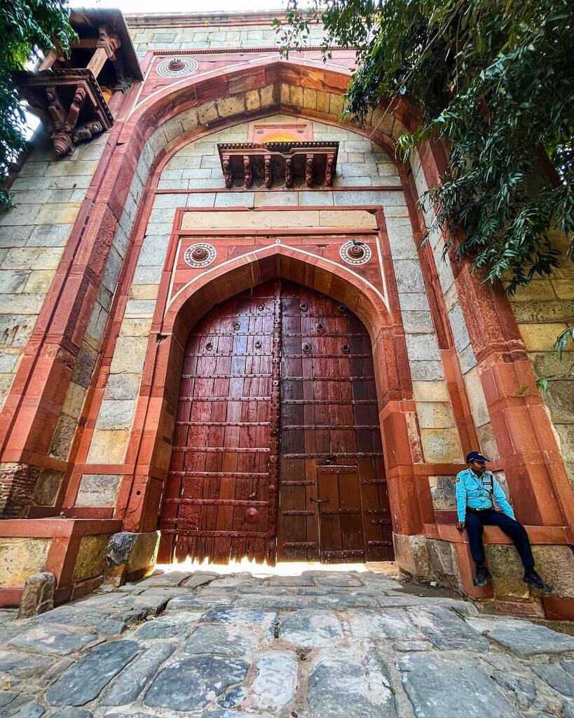 Guardians of Archaeology. 
•
•
•
•

#shotoniphone #theglobewanderer #travelblogger #travelphotography #ig_captures  #travelgram #roamtheplanet #travelling #ngtindia #delhidiaries #humayunstomb #delhigram #mughalarchitecture #mughals instagr.am/p/CqrzUeZPJOU/