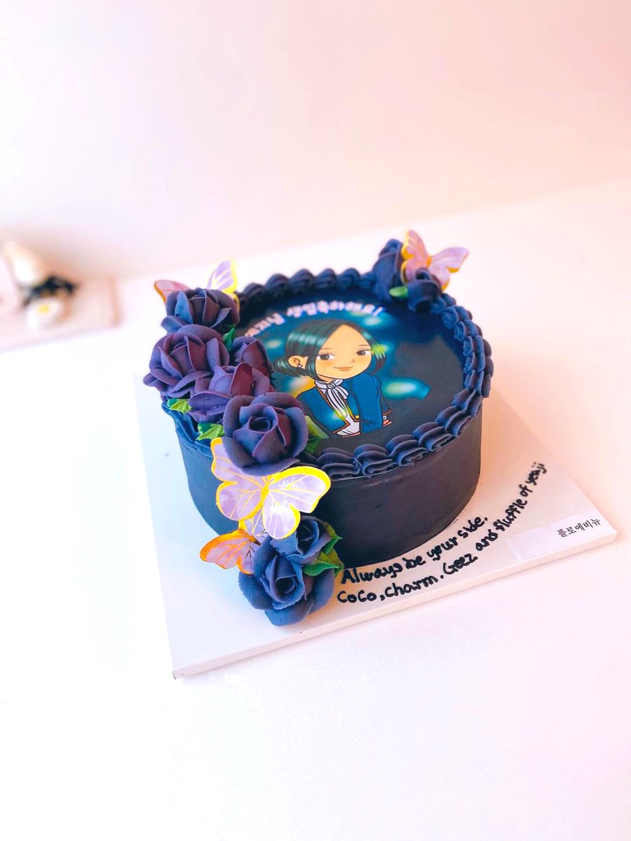 we sent Yea Ji a customized cake of her iconic Lee Rael look. this beautiful art was created by <a href="/fluffleofyeaji/">Yeaji's fluffle🐰</a> 🤩

thank you <a href="/bluemingcharm/">🦋💛💙🩵🩷💜</a> <a href="/geezhavefun/">𝓛𝓸𝓿𝓮 🌼</a> &amp; <a href="/fluffleofyeaji/">Yeaji's fluffle🐰</a> for partnering together on this birthday gift 🎂 

#서예지 #SeoYeaJi #HappyYeaJiDay