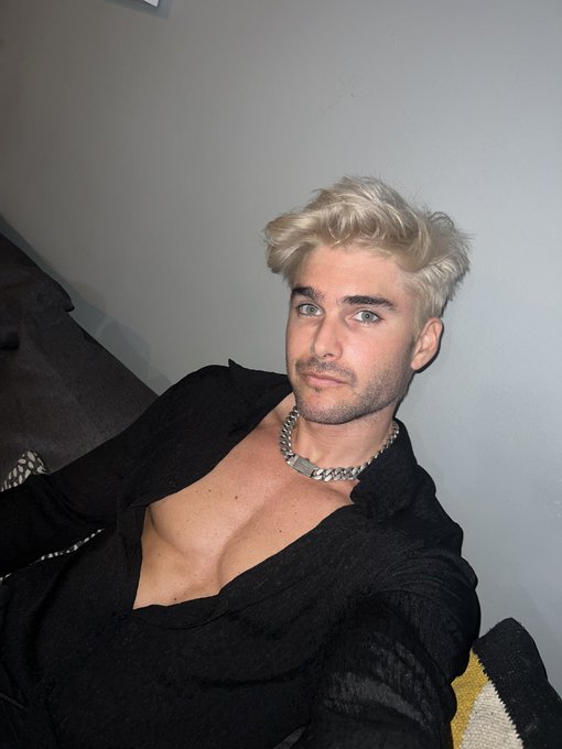 Watch Charlie Matthews's leaked NSFW photo on TwXstars