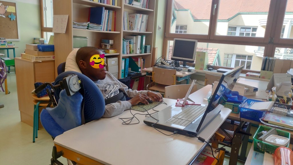 <a href="/MichaelJFazekas/">Michael Fazekas / SECI Executive Coordinator</a> <a href="/NinaHoraczek/">Nina Horaczek</a> <a href="/Peter_aus_graz/">derPeterausGraz</a> <a href="/katzianw/">Wolfgang Katzian</a> <a href="/SylviaSteinitz/">Sylvia Steinitz</a> @NCiperle @PreteMayr <a href="/nedo04/">яσуαℓ_ѕιﻭнηєѕѕ 👑 Dumbledolores🌻🌻🌻</a> <a href="/jutta_lang1/">Jutta Lang</a> @Daniela_Jur <a href="/Cl__An/">CL__AN</a> @TimothyTomas2 <a href="/georg2540/">Georg Effenberger</a> @idefix05 wir freuen uns sehr, dass wir hier helfen konnten - den Laptop, den <a href="/MichaelJFazekas/">Michael Fazekas / SECI Executive Coordinator</a> zur Verfügung gestellt hat, haben wir gegen ein Gerät mit größerem Bildschirm getauscht - die Arbeit mit der Bildschirmtastatur ist so einfacher. <a href="/NinaHoraczek/">Nina Horaczek</a>  <a href="/SylviaSteinitz/">Sylvia Steinitz</a> <a href="/katzianw/">Wolfgang Katzian</a>