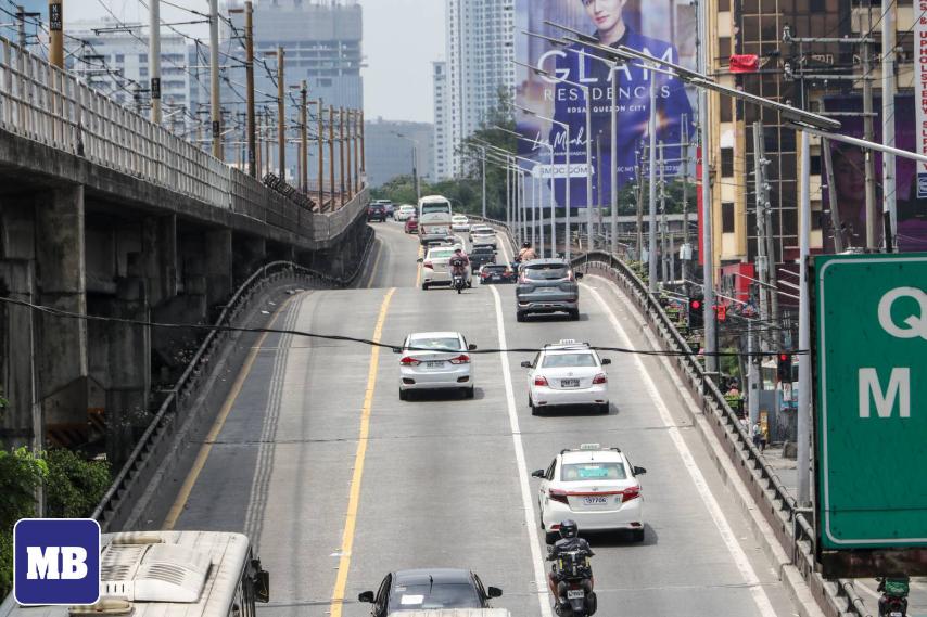 manilabulletin's tweet photo. LOOK: The Epifanio de los Santos Avenue (EDSA) in Kamuning, Quezon City is almost empty on Maundy Thursday, Apr. 6, with less vehicles traversing the widely-known traffic-heavy road in Metro Manila because of the Holy Week break. (📷Arnold Quizol | #ManilaBulletin) https://t.co/OlaAZ6Jrmz