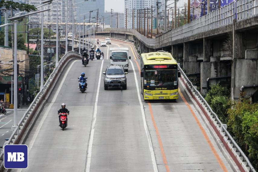 manilabulletin's tweet photo. LOOK: The Epifanio de los Santos Avenue (EDSA) in Kamuning, Quezon City is almost empty on Maundy Thursday, Apr. 6, with less vehicles traversing the widely-known traffic-heavy road in Metro Manila because of the Holy Week break. (📷Arnold Quizol | #ManilaBulletin) https://t.co/OlaAZ6Jrmz