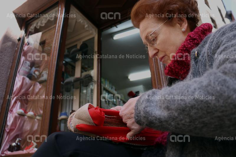 ACNcatcentral's tweet photo. 📝NOTÍCIA ACN
La revolució de les #espardenyes de #vetes: un calçat tradicional amb demanda mundial.
A Catalunya resten una dotzena d'artesans que fan el producte a mà.
✍️@nia_escola, @laurabusquets
https://t.co/nbbK5FT7Af https://t.co/xlcVLowqrX