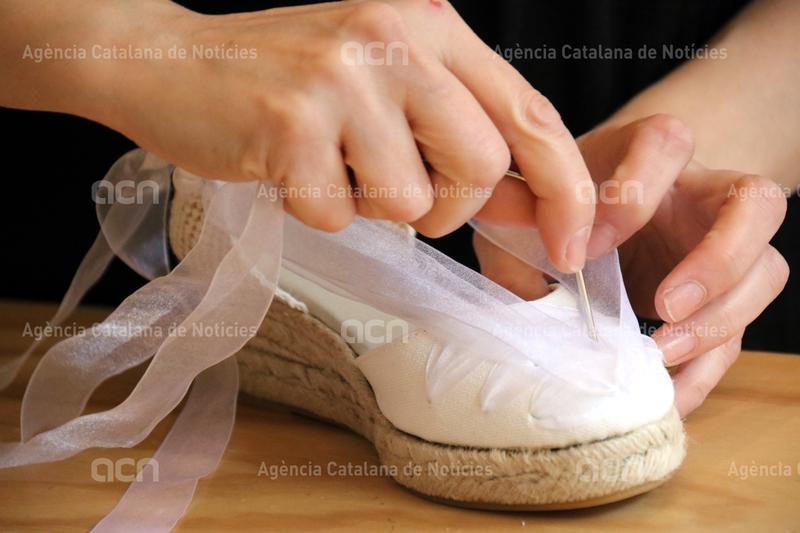 ACNcatcentral's tweet photo. 📝NOTÍCIA ACN
La revolució de les #espardenyes de #vetes: un calçat tradicional amb demanda mundial.
A Catalunya resten una dotzena d'artesans que fan el producte a mà.
✍️@nia_escola, @laurabusquets
https://t.co/nbbK5FT7Af https://t.co/xlcVLowqrX