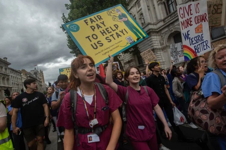 DrSteveTaylor's tweet photo. The Junior Drs are symbolic of the nation

They started with hope &amp; aspiration the best in their class

They find themselves saddled with debt working in a broken system, for less than their forebears

All being run to the ground for the benefit of the few

Is this what YOU want? https://t.co/C03FzA5BhR