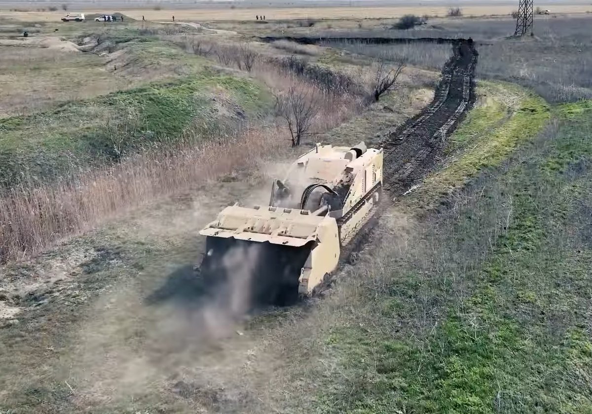 CartesDuMonde's tweet photo. #Ukraine 🇺🇦

Le déminage de l'Ukraine sera long car environ 300 000 km2 du territoire est considéré comme "souillé par des engins explosifs". 

Le drone MV-10 de déminage est l'un des outils qui permet de remplir la mission de déminage sans mettre en danger des personnes. https://t.co/cbVioNtwDx
