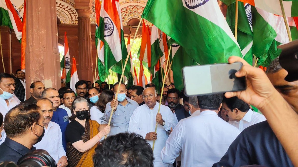 INCIndia's tweet photo. अडानी महाघोटाले पर मोदी सरकार JPC का गठन नहीं करना चाहती है। इसी मांग को लेकर संसद से विजय चौक तक तिरंगा मार्च जारी है।

मार्च में कांग्रेस अध्यक्ष व राज्यसभा में नेता प्रतिपक्ष श्री @kharge, CPP चेयरपर्सन श्रीमती सोनिया गांधी जी के साथ विपक्ष के सांसद मौजूद हैं। https://t.co/BOsYbCQVSv