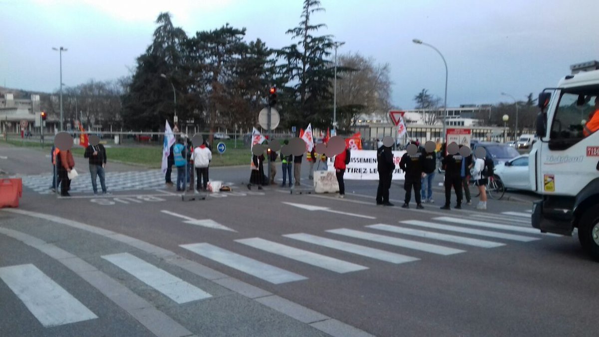 ✊️✊️ Blocage en cours Université Paul Sabatier #Toulouse.
#greve6avril 
#ReformesDesRetraites