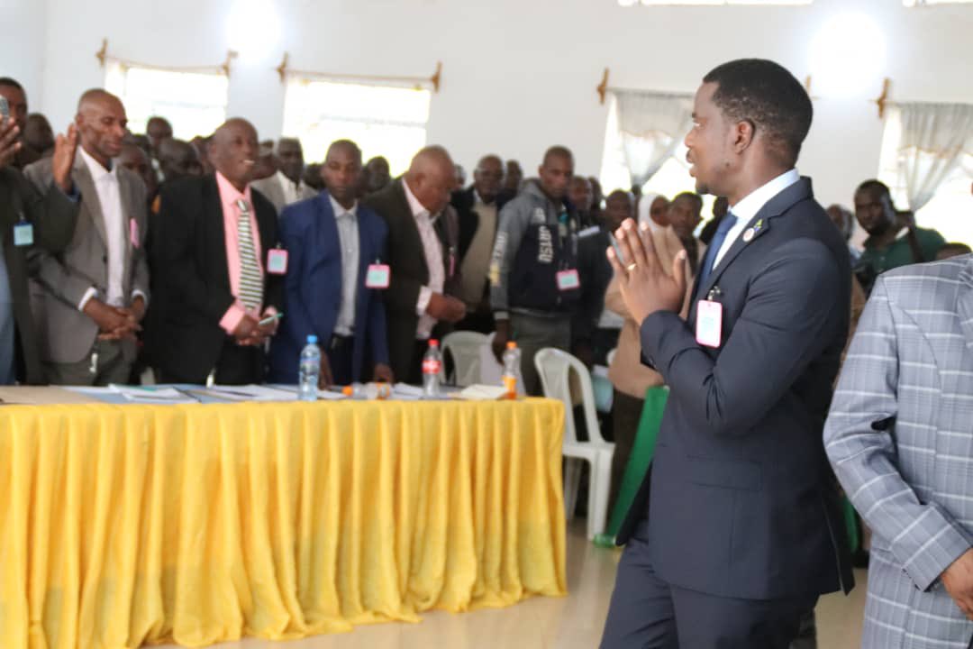 KdcuLtd's tweet photo. 📍Karagwe, Kagera

Mgeni rasmi katika Mkutano Mkuu wa Mwaka wa Chama Kikuu cha Ushirika cha Wilaya za Karagwe na Kyerwa - KDCU Ltd ambaye pia ni Mbunge wa Jimbo la Karagwe na Waziri wa Ulinzi na Jeshi la Kujenga Taifa, Mhe. @innobash akiwaaga wajumbe wa mkutano huo hapo jana. https://t.co/2mnpGvQZod