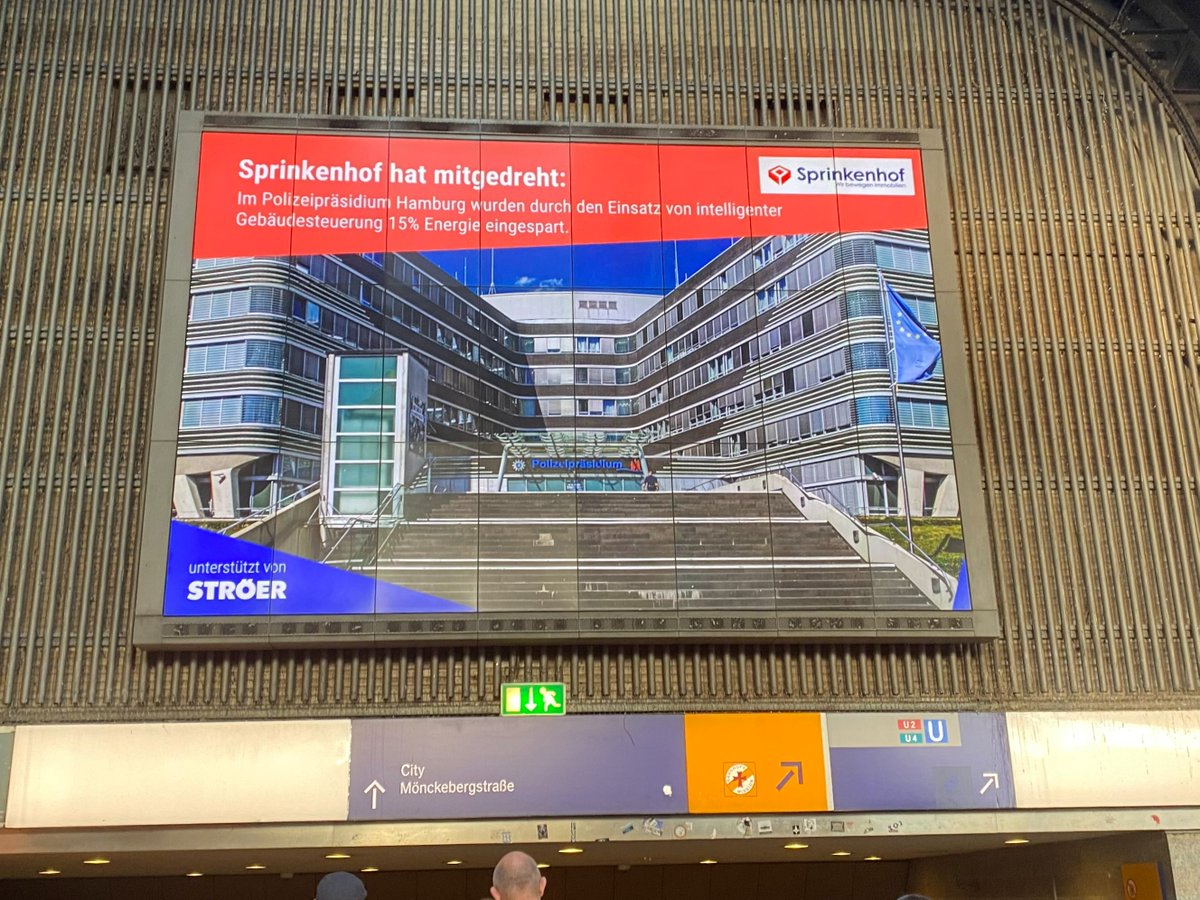 sprinkenhof's tweet image. #Sprinkenhof hat mitgedreht! Durch den Einsatz einer intelligenten Gebäudesteuerung im Polizeipräsidium Hamburg konnten wir 15% Energie einsparen💪Aktuell in unserem Stadtbild zu sehen. Habt ihr uns schon gesichtet? #Ströer #Hamburgdrehtdas @Senat_Hamburg 📸📍Hamburg Hauptbahnhof