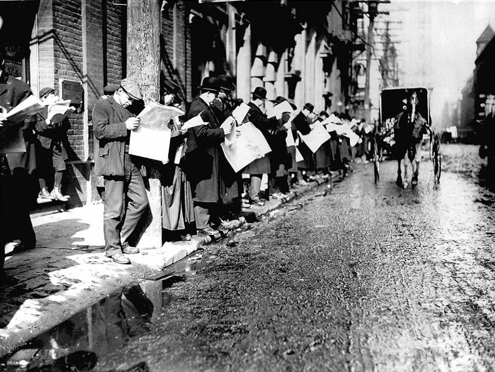 culturaltutor's tweet photo. It isn't true that phones are entirely responsible for making us less sociable in public; not so long ago people were occupied by newspapers on public transport...

But some things have changed. https://t.co/0tuFKjK0EC
