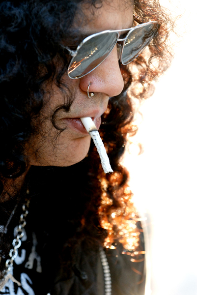 does slash smoke cigarettes smoking. Photo by Robert Knight Slash's details. 💋🚬 #slash #slashnews