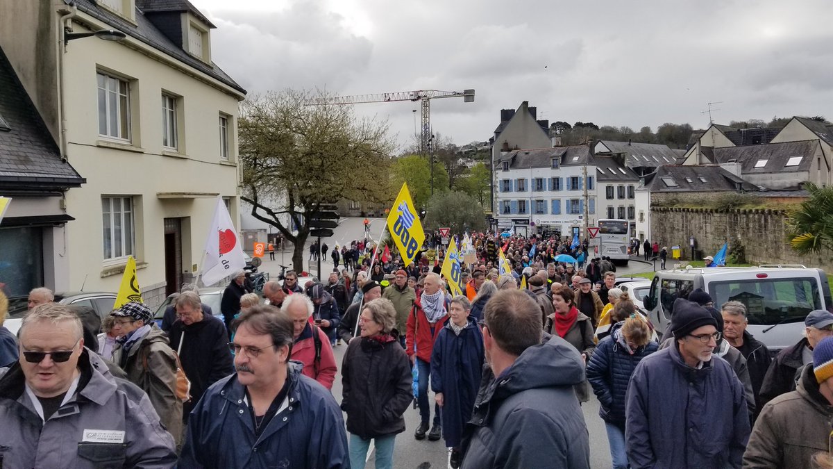 MaximeanTouzet's tweet image. Rassemblement inédit et festif à #Quimper avec deux manifestations qui se sont retrouvées. Résultat un peu du hasard mais vraiment bienvenu avec parcours différent et un côté festif important. Toujours du monde contre la réforme des #retraites. Dalc'homp mat! #bzhg @UDB_29 @UDB__