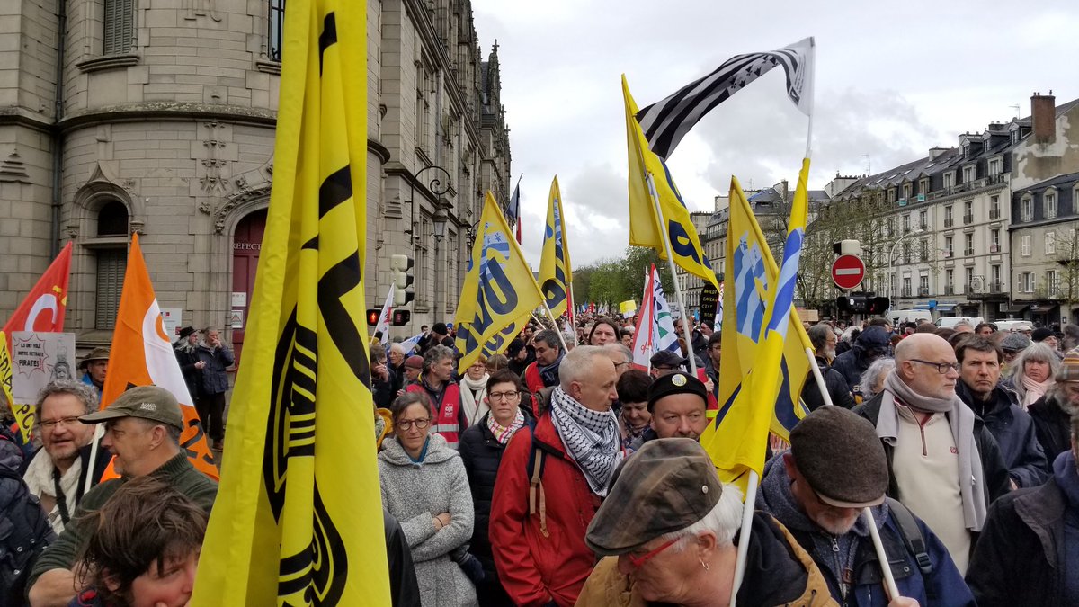 MaximeanTouzet's tweet image. Rassemblement inédit et festif à #Quimper avec deux manifestations qui se sont retrouvées. Résultat un peu du hasard mais vraiment bienvenu avec parcours différent et un côté festif important. Toujours du monde contre la réforme des #retraites. Dalc'homp mat! #bzhg @UDB_29 @UDB__
