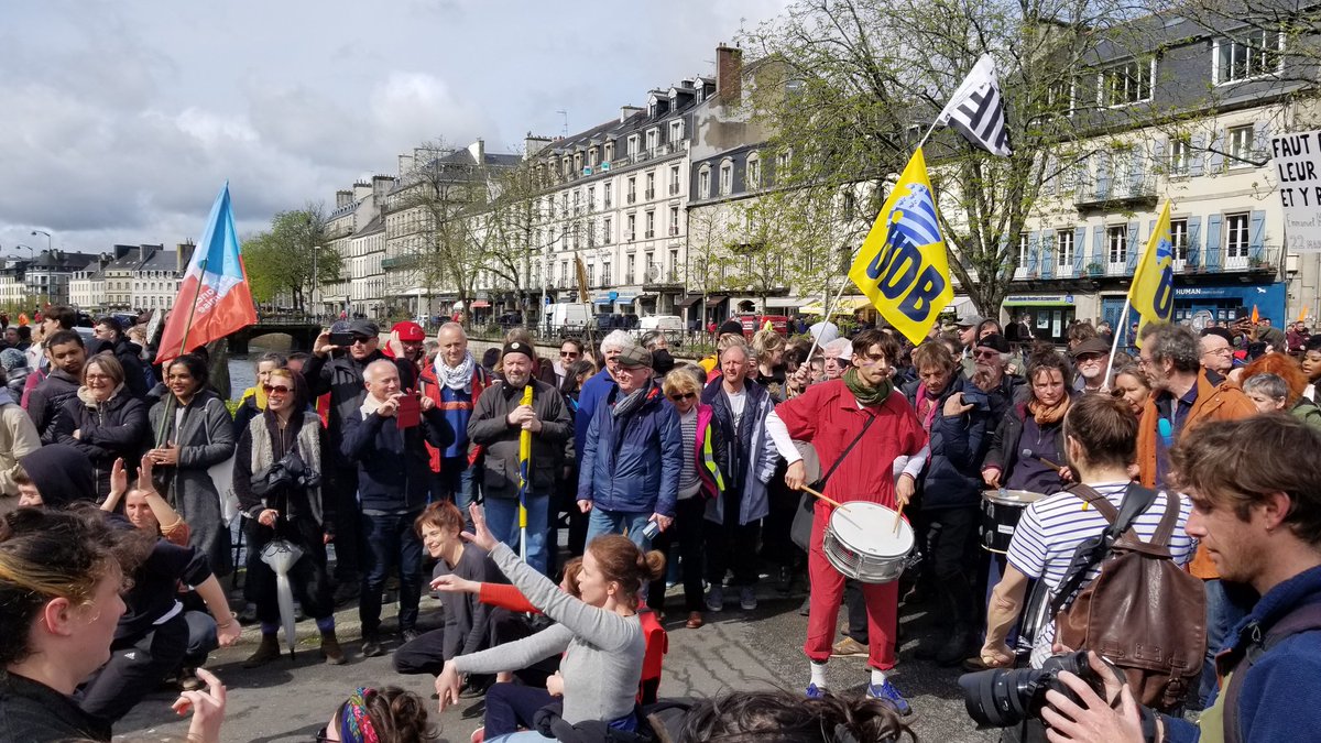 MaximeanTouzet's tweet image. Rassemblement inédit et festif à #Quimper avec deux manifestations qui se sont retrouvées. Résultat un peu du hasard mais vraiment bienvenu avec parcours différent et un côté festif important. Toujours du monde contre la réforme des #retraites. Dalc'homp mat! #bzhg @UDB_29 @UDB__