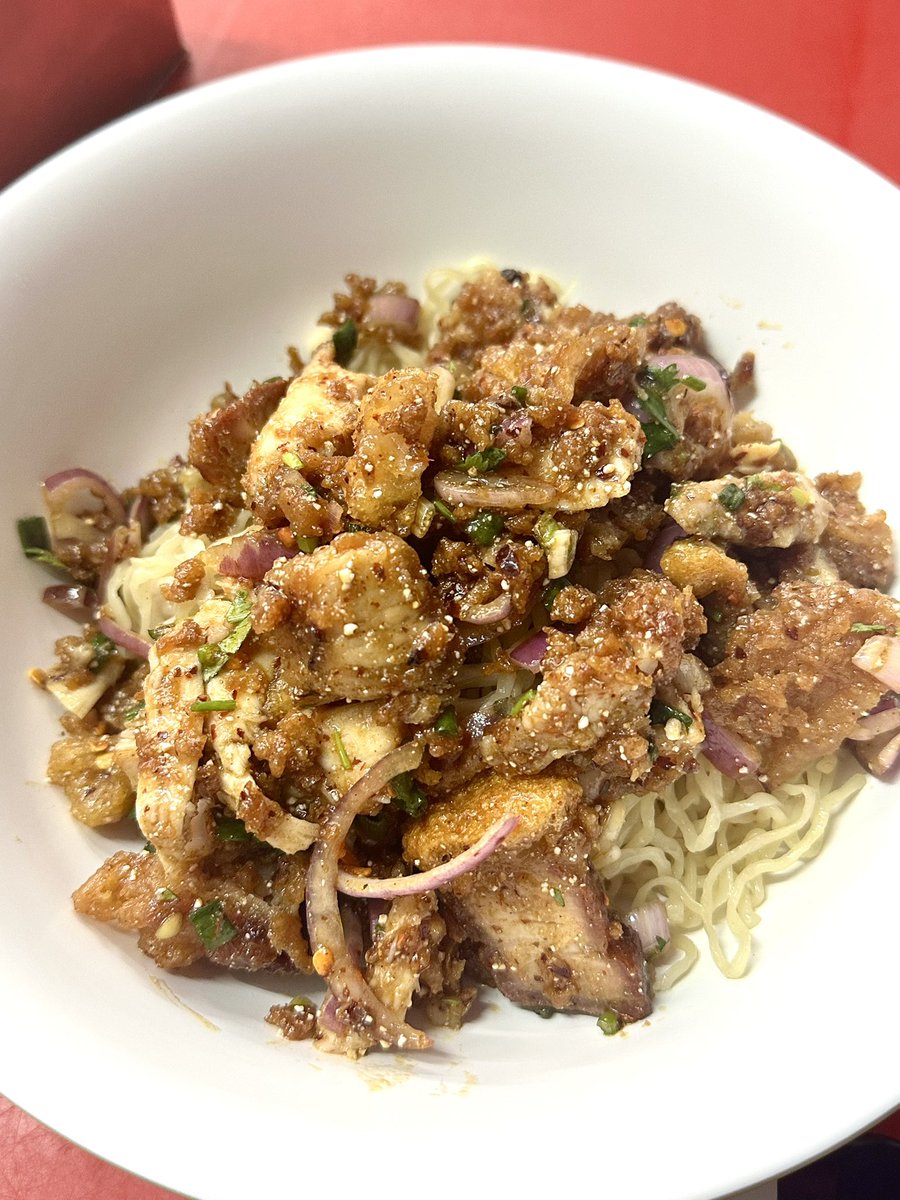 hbker07's tweet photo. อร่อยแบบว่า อร่อยจริงๆอะร้านนี้ บะหมี่แห้งหมูกรอบ+ยำไก่กรอบ อิดอกอยากตาย เค้าทำยำไก่อร่อยมากอะ หมูกรอบก็แบบ กรอบสัด สะใจ เปนร้านที่กินติดๆกันเลยเพราะเค้าทำอร่อยจริงๆ ทุกอย่าง เกี๊ยว บะหมี่ หมูแดง หมูกรอบ เริ่ดหมด แต่ยำไก่คือถ้ามาต้องสั่ง พาใครมากินแม่งก็ติดใจอะ อยากกินอีก https://t.co/kzxT9MTZRq