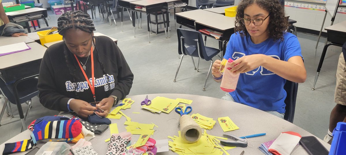rolltidemama1's tweet photo. Zeta Phi Beta Sorority Inc., Nu Upsilon Zeta Chapter has been busy the last week @oakparklions. From read alouds, to tagging socks for Autism Awareness, to donating cookies; we are representing #Finer!
#FINERWOMANHOOD
#zphib
#finerinflorida
#Zhope https://t.co/MJUL5E44R3