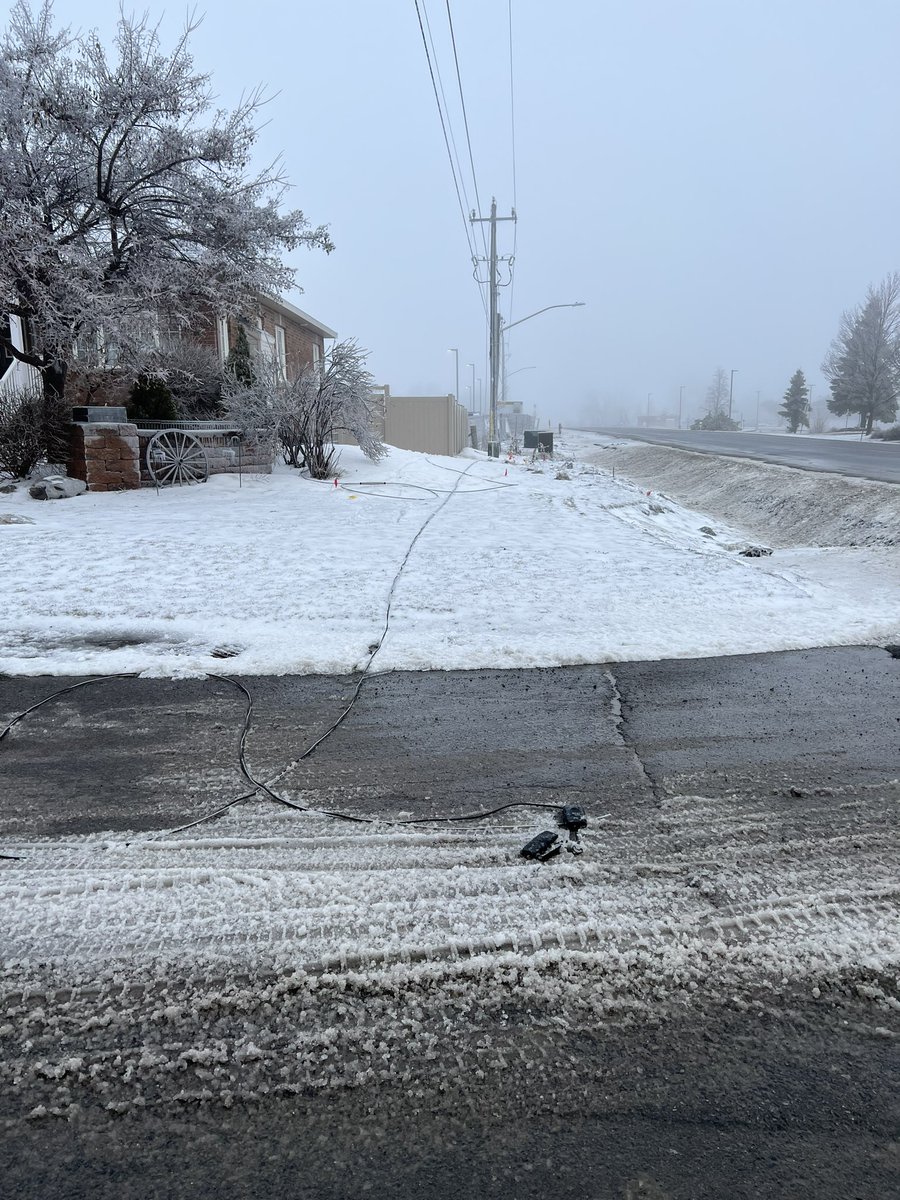 CanadianMathMom's tweet photo. @HydroOne We got notice that power was restored but it’s not. I’m fact there is a second downed line and no crews in site. Kids will be walking to school next to these wires shortly. https://t.co/x24y63V82U