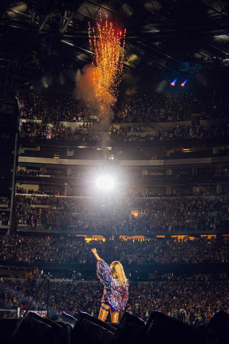 TSTheErasTour's tweet photo. Taylor Swift: The Eras Tour 🎇 #TSTheErasTour 

📸: @gabydeimeke https://t.co/NG8kLODa3d