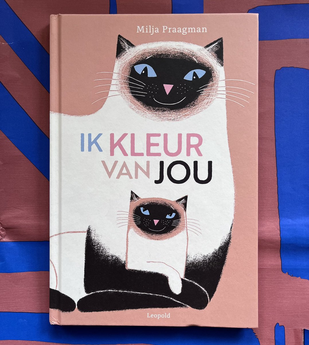 mpraagman's tweet photo. Ze is er; Ik kleur van jou! 
Het mooie pakpapier is van Stokstaart Den Haag waar een mini expo is van artprints uit het boek! https://t.co/D0N1WVfyOH