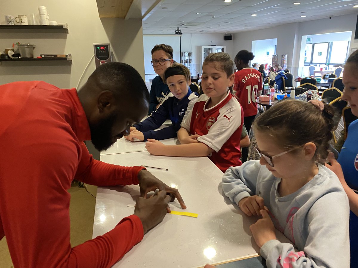 ⁦⁦@Dag_RedFC⁩ ⁦@EOnariase⁩ surrounded by admiring youngsters ⁦@daggerstrust⁩ Multisport Camps ⁦@MandBClub⁩ after training today #MrPopular ⁦@TheNLTrust⁩ ⁦@TheVanaramaNL⁩ ⁦@BDSFA1⁩