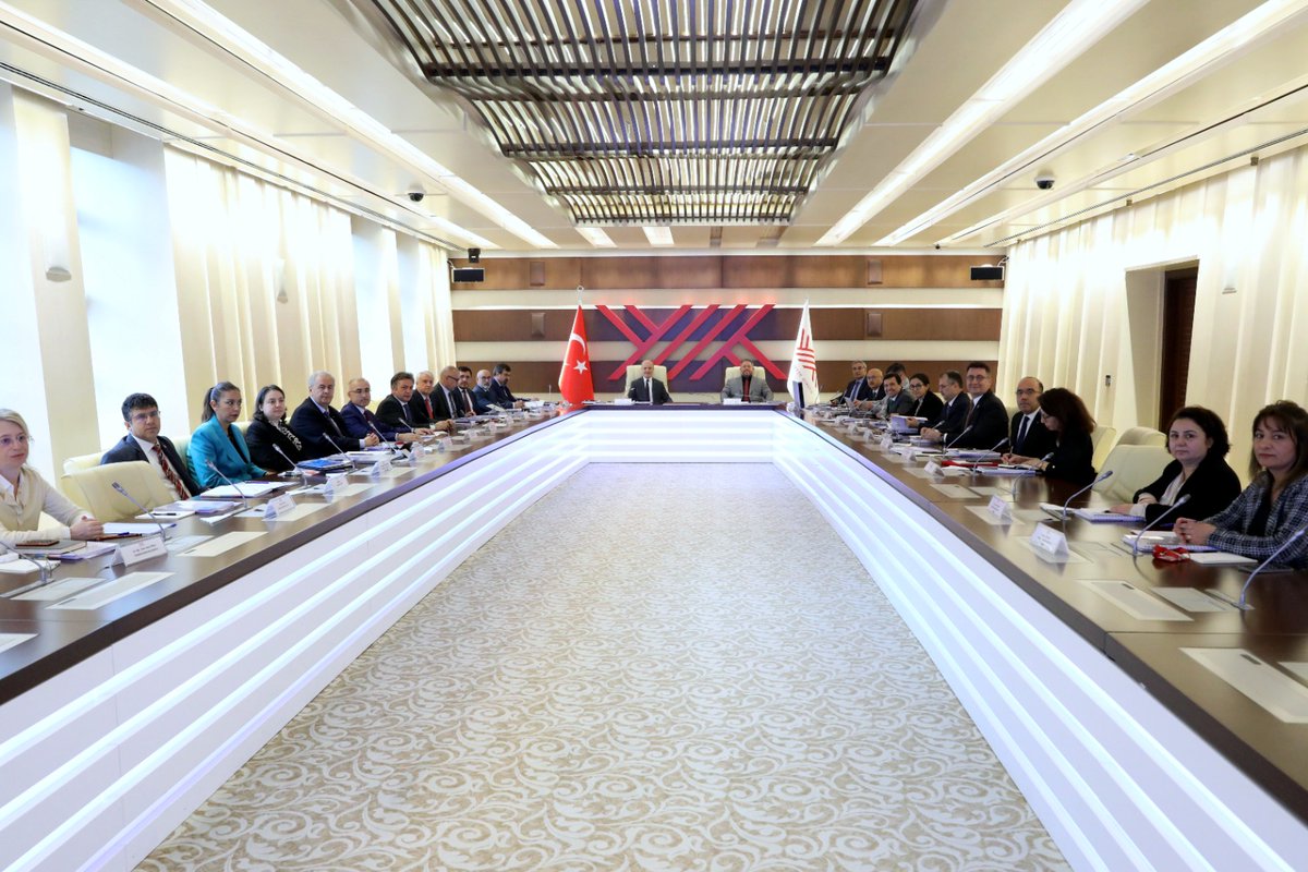 Ülkemizin iktisadi kalkınmasında üniversite-sektör iş birliğini fevkalade önemsiyoruz. <a href="/euasgovtr/">Elektrik Üretim A.Ş.</a> ile yaptığımız iş birliği kapsamında üniversitelerimizce hazırlanan yerli ve millî teknoloji üretimine katkı sağlayacak 24 proje bu yıl hayata geçirilecek.

yok.gov.tr/Sayfalar/Haber…
