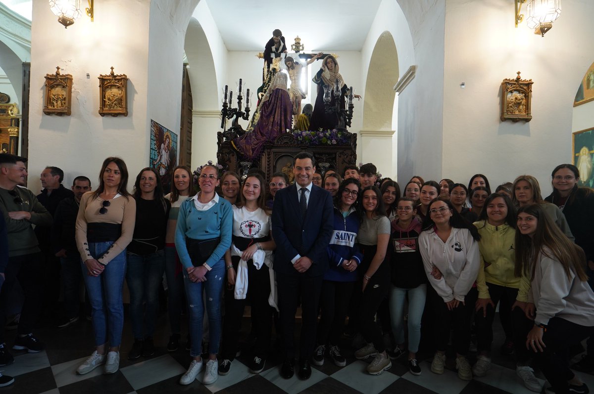 Son una cuadrilla de costaleras de la <a href="/C_SantiagoBaza/">Cofradía Santiago</a> a las que he tenido oportunidad de conocer hoy. Hacen todavía más grande nuestra Semana Santa.

Agradezco la hospitalidad de la Hermana Mayor y de todas ellas. Sois #OrgulloAndaluz.