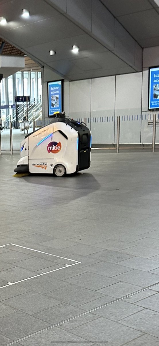 VONmarketing's tweet photo. Automatic floor sweeper at London Bridge station. #robotstakingover https://t.co/nhesoOdK4G