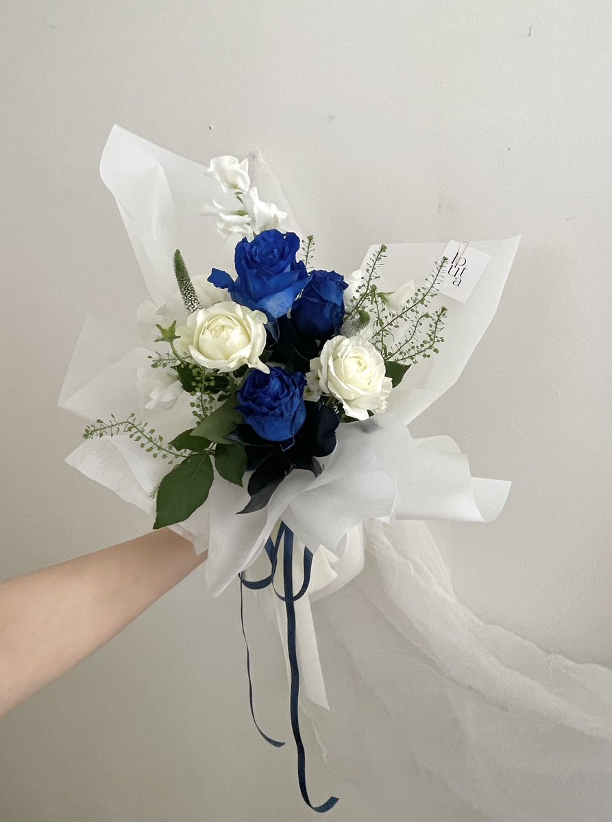 Iputa_flower_'s tweet photo. 青色のバラの花言葉は「奇跡」「夢かなう」

とっても人気な輸入青バラ、只今店舗にも在庫ございます✨
一本から購入可能です ˎˊ˗ https://t.co/wlCl2WjQC9