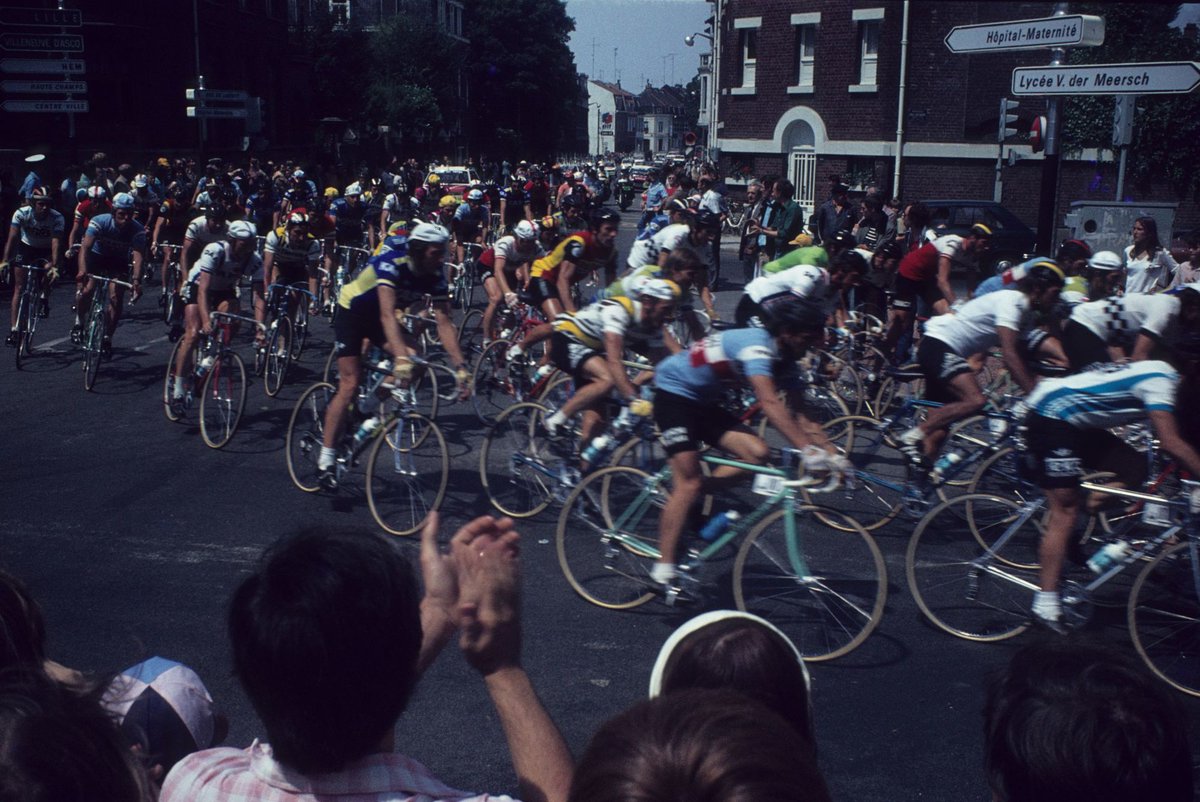 departement59's tweet photo. 📜 [#JeudiArchives] Le @parisroubaix , surnommé "l'Enfer du #Nord" et "La Reine des classiques", est une institution dans le monde du cyclisme depuis plus d'un siècle ! 🏆 Découvrez des clichés anciens partagés par @roubaix et nos #ArchivesduNord👉 https://t.co/cGXFubgm2f. https://t.co/SRh4M6Y91u