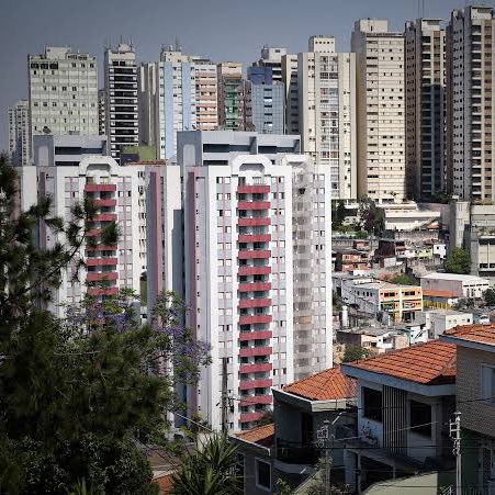 choquei's tweet photo. 🚨VEJA: Vizinho responde grupo de condomínio após moradores reclamarem de ‘gemido’ e viraliza na web: “Irei continuar a fazer amor com minha namorada porque a amo”. https://t.co/i0zw48xiNx