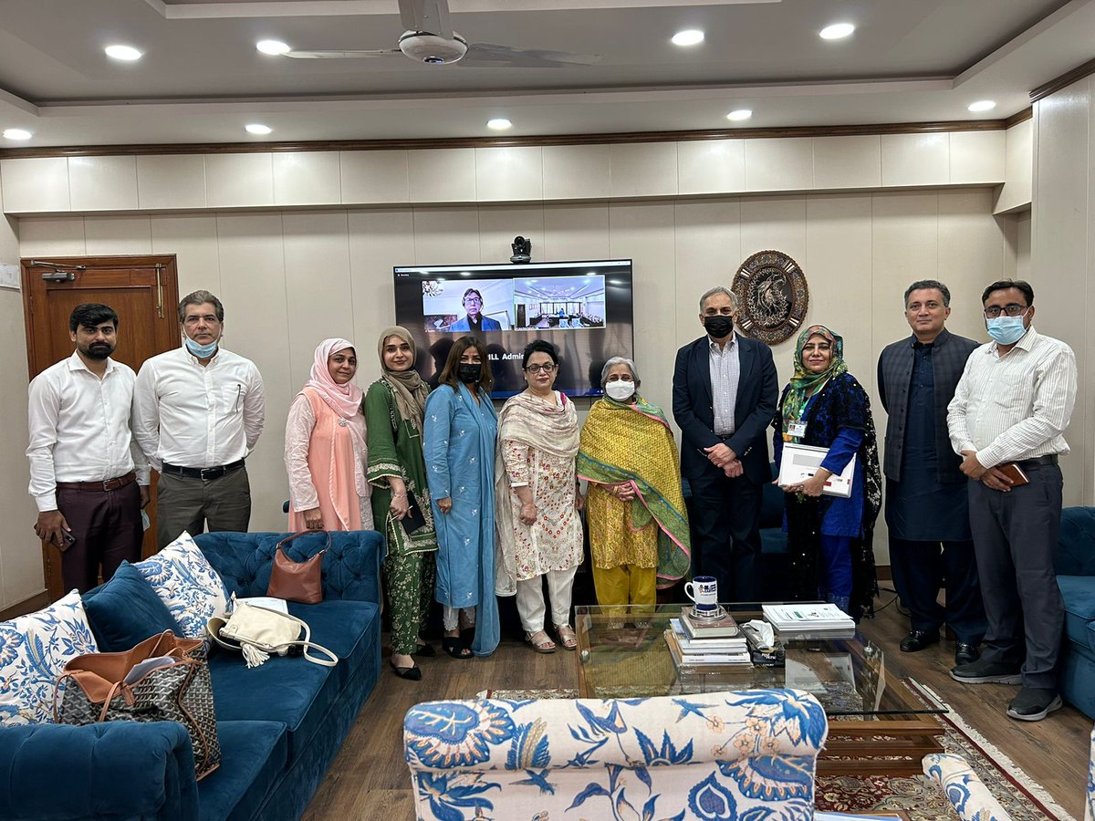 Karachi(06.04.23): Sindh Minister Health held a meeting with @AKUGlobal's mPareshan team to create a working group to address the shortcomings of mental health policy & service delivery in the province including telepsychaitry & a continuum of care through LHWs.  #SindhHealth