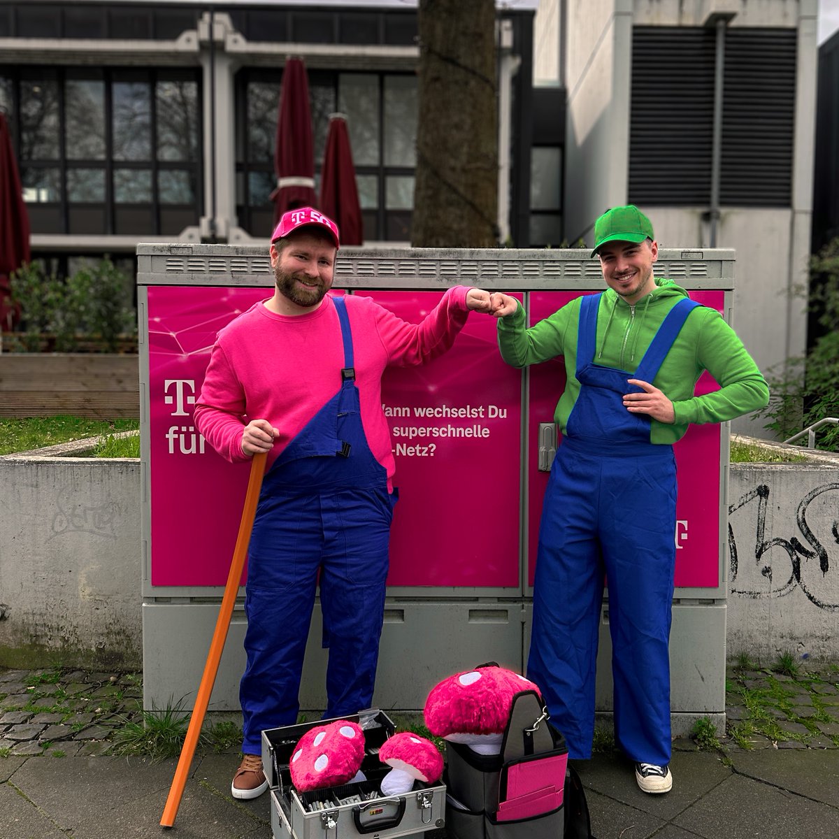 deutschetelekom's tweet photo. Wahoo! It’s me, Maaaaa…genta! Unser #Glasfaserausbau nimmt mächtig Fahrt auf. Wir brauchen aber noch weitere Glasfaser-Monteurinnen und #Monteure. Also: Let's-a Go und kommt in unser Team ⭐➡️ https://t.co/GaDgk5ixeD️ #SuperMarioMovie https://t.co/weA3M5FKIa