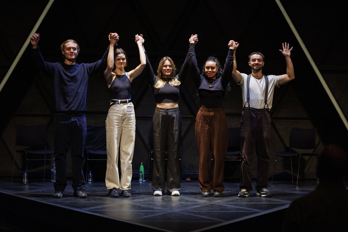 RWCMD's tweet photo. 2/2
The prize, judged by @IanMcKellen, #RWCMDGrad and Fellow @RakieAyola, Sean Mathias, RWCMD Director of Drama Performance, Jonathan Munby, and Alice White, celebrates the actorsโ ability with verse and connection with character โ speaking Shakespeare out loud.
๐ธ: @elliekurttz https://t.co/jyu9H2f0Tg
