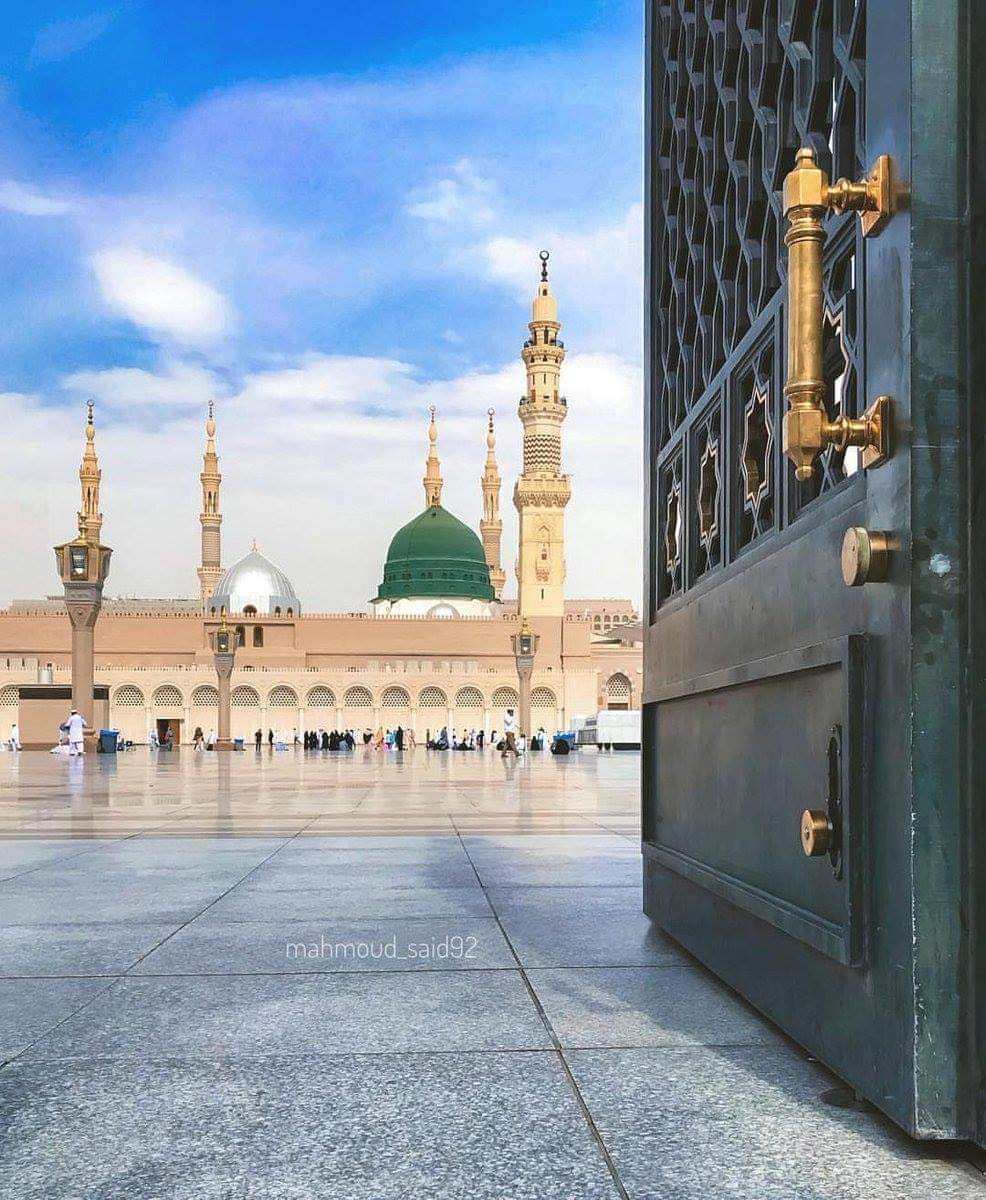 قال رسول الله ٰﷺ : " إن مثلي ومثل الأنبياء من قبلي ؛ كمثل رجل بنى بيتاً فأحسنه وأجمله ، إلا موضع لبنة من زاوية ، فجعل الناس يطوفون به ، ويعجبون له ، ويقولون : هلا وضعت هذه اللبنة ؟ قال ( فأنا اللبنة ، وأنا خاتم النبيين ) ". 

أخرجه البخاري ومسلم