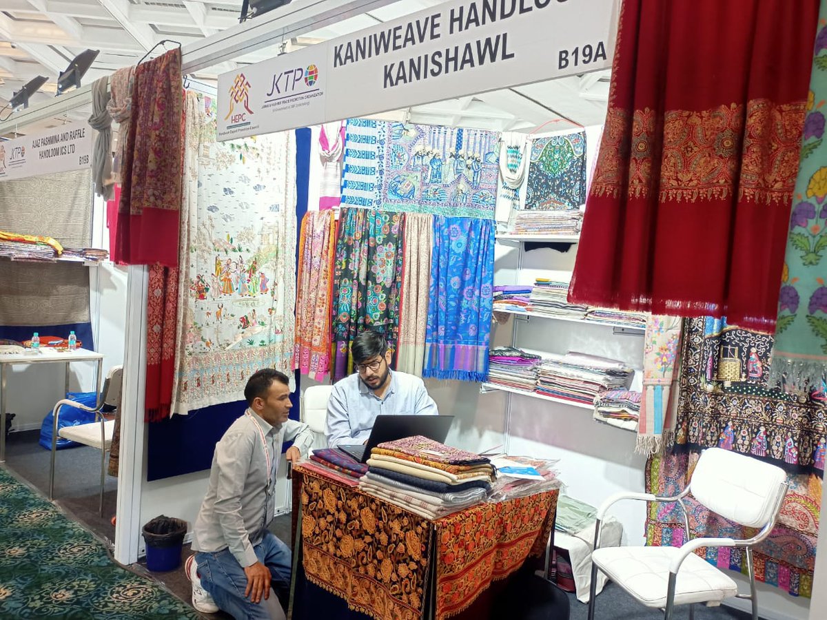 ONDC_Official's tweet photo. Kaniweave Handlooms, run by Farooq Ahmad Dar, is part of one of the oldest handicraft traditions of Kashmir. Despite their rich heritage, traditional Kani Shawls artisans have struggled to reach a wider audience in the modern day. https://t.co/F0RGFYXd5G