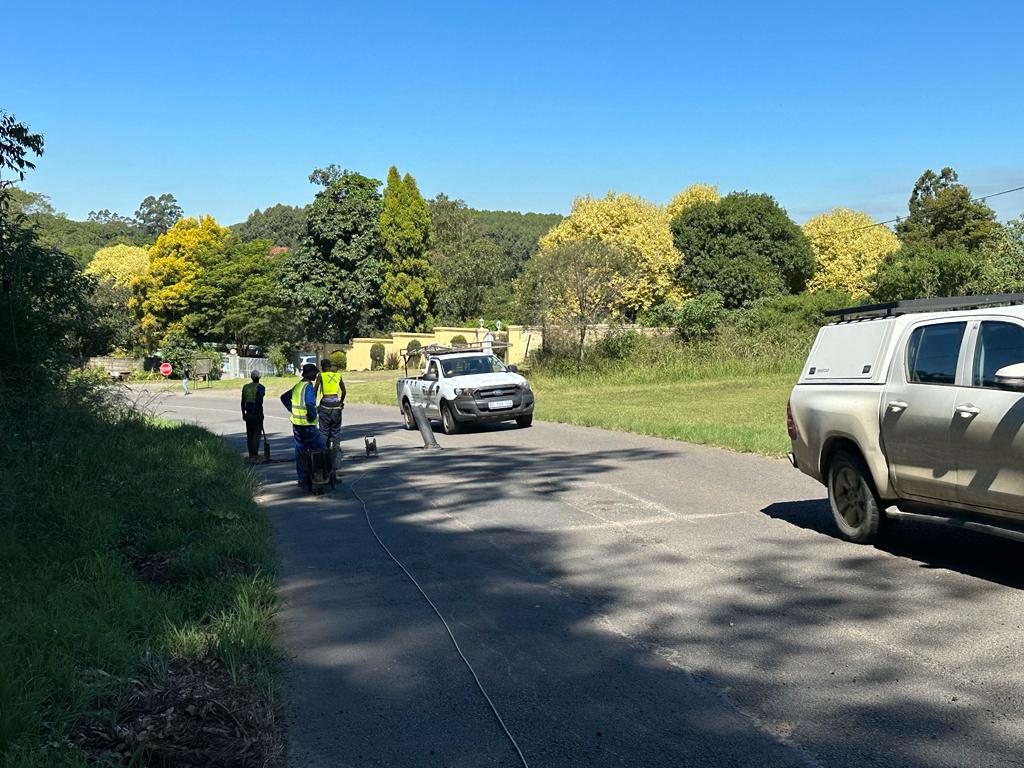 mnikathis3's tweet image. Our roads team out in Old Howick Road effecting much needed repairs. Umshika shika uyaqhubeka

#MakingProgressTogether