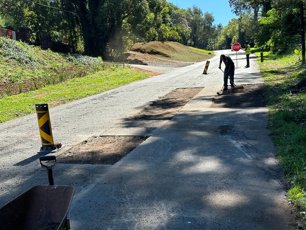 mnikathis3's tweet image. Our roads team out in Old Howick Road effecting much needed repairs. Umshika shika uyaqhubeka

#MakingProgressTogether