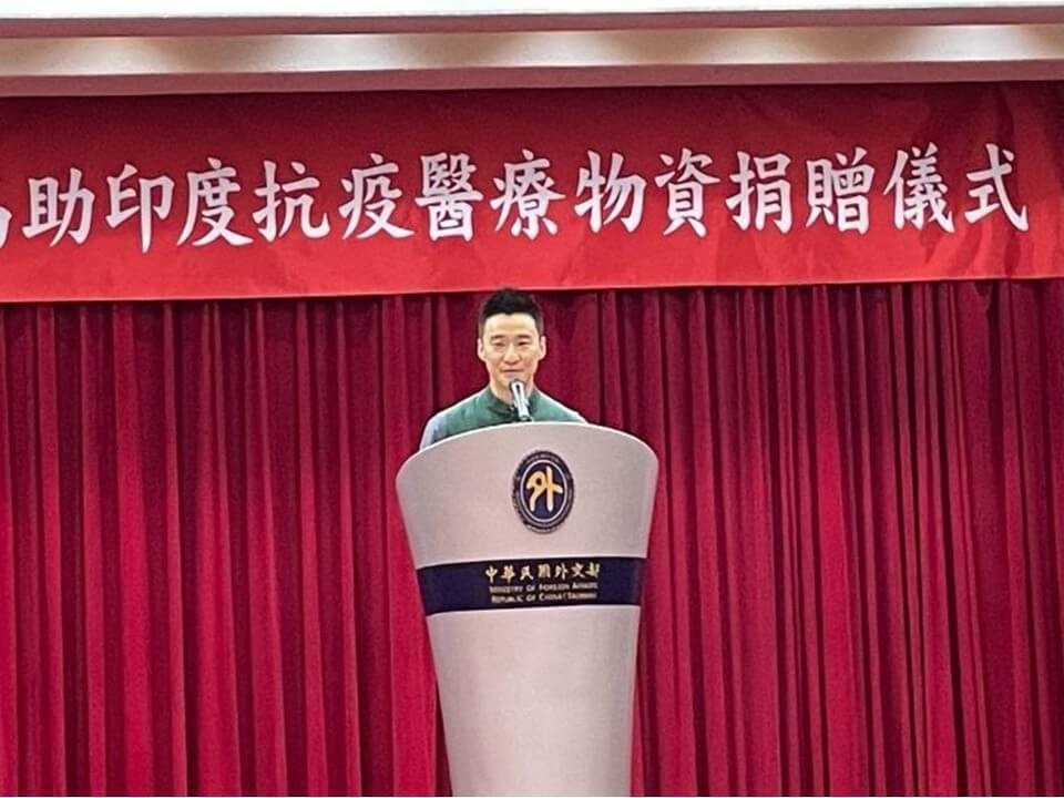 INCIndia's tweet image. इस चीनी फर्म का नाम PMC Projects है और इसका मालिक &apos;चांग चिएन-टिंग&apos; है, जिसे मॉरिस चांग के नाम से जाना जाता है।

चौंकाने वाली बात है कि मॉरिस चांग चीनी नागरिक चांग चुंग-लिंग के बेटे हैं, जो अडानी की कंपनियों के निदेशक रहे हैं और अडानी के भाई विनोद अडानी के बिजनेस पार्टनर हैं।