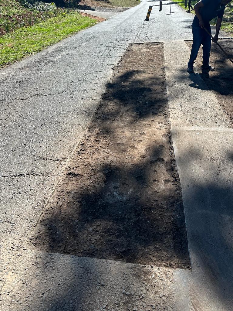 mnikathis3's tweet image. Our roads team out in Old Howick Road effecting much needed repairs. Umshika shika uyaqhubeka

#MakingProgressTogether