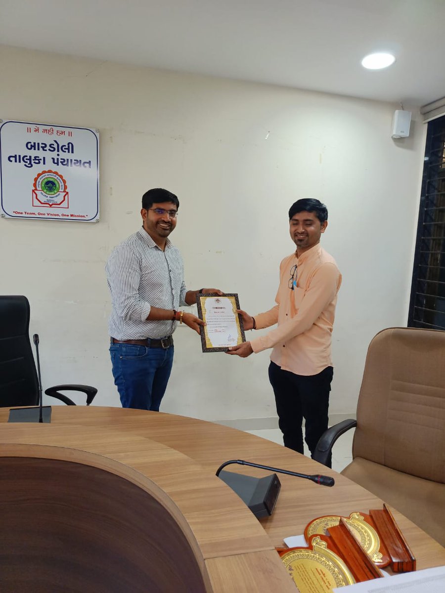 આજરોજ તાલુકા વિકાસ અધિકારીશ્રી બારડોલી દ્વારા સને 2022-23 માં મારી બે પંચાયત (અલ્લુ,પારડી વાલોડ) માં પંચાયત વેરાની 100% વસુલાત  કરવા બદલ શિલ્ડ અને પ્રશસ્તિ પત્ર દ્વારા સન્માન કરવામાં આવ્યું.@Tdobardoli <a href="/SURAT_DDO1/">DDO SURAT</a>